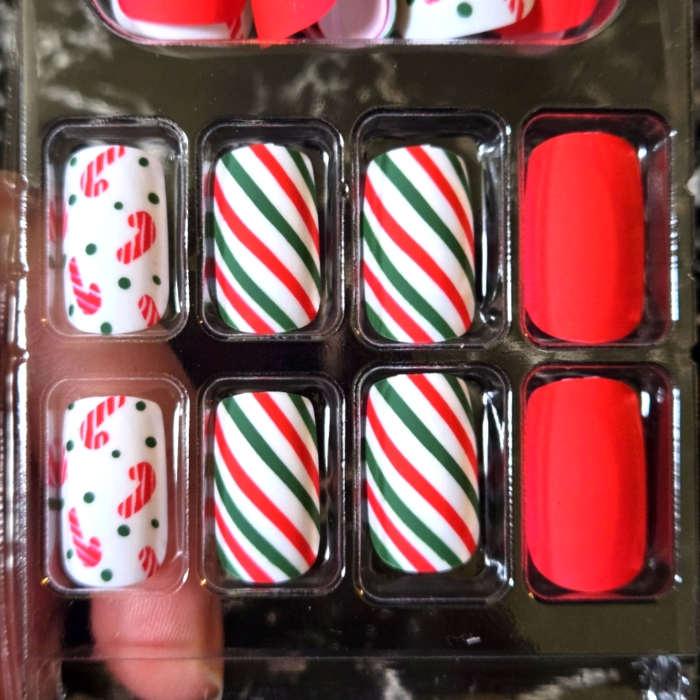 24 Pcs Festive Candy Cane Nail Set